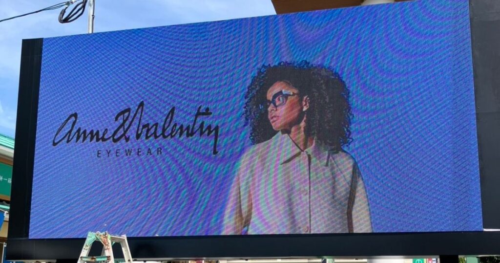 投稿についてもっと詳しく 【菊陽・光の森】 メガネのナカハラ様 LEDビジョンを製作させて頂きました。